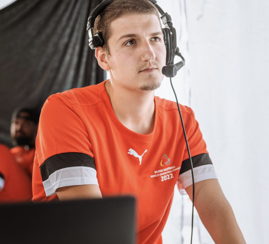 Photo d'un technicien de l'équipe technique audiovisuel pour le World Grand Prix 2022 de Blind Football